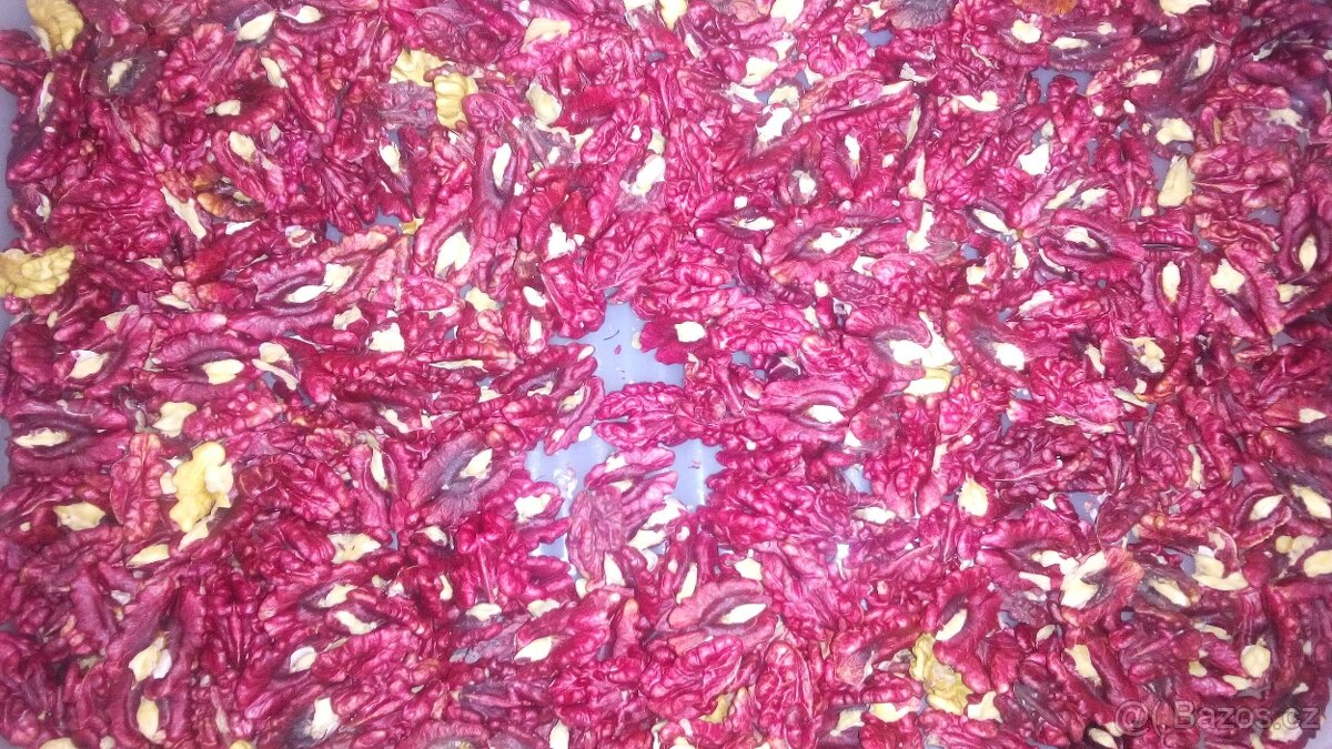 Ořechy vlašské červené