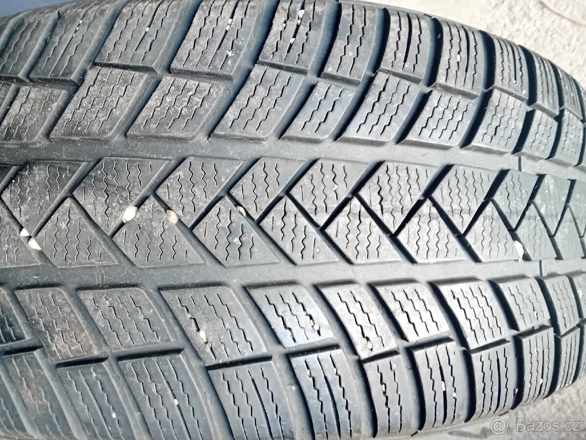 Prodám Sadu pneu 235/55/18 Zimni