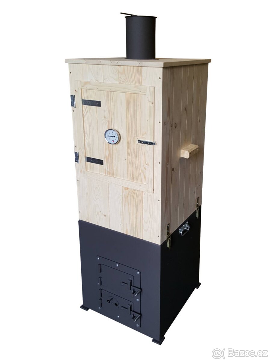Dřevěná udírna s integrovaným topeništěm