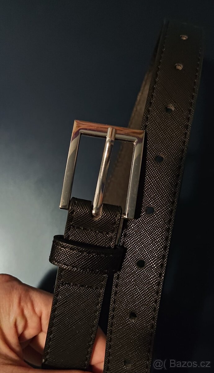 Krátký černý pasek