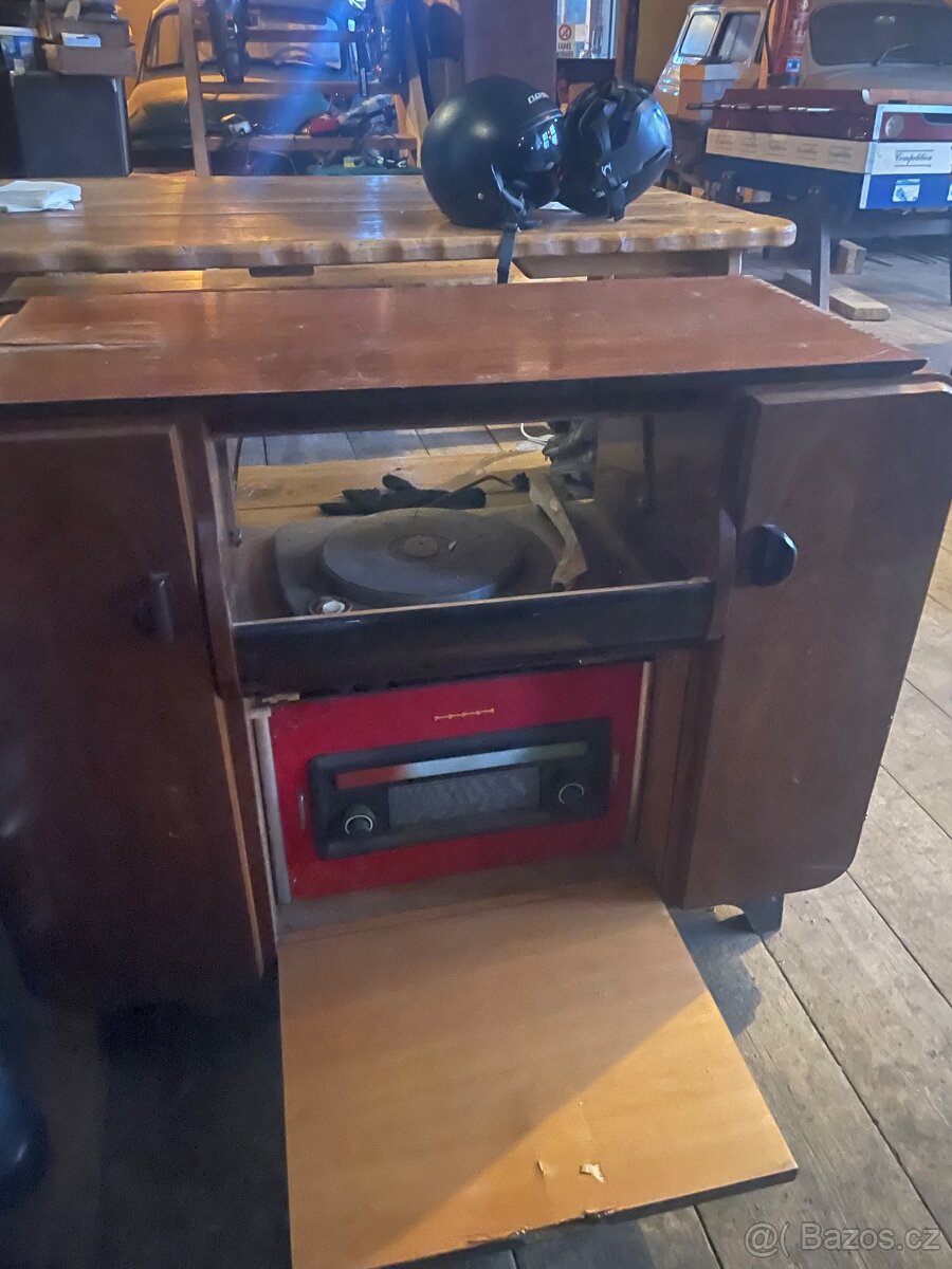 Gramofonová skříň halabala