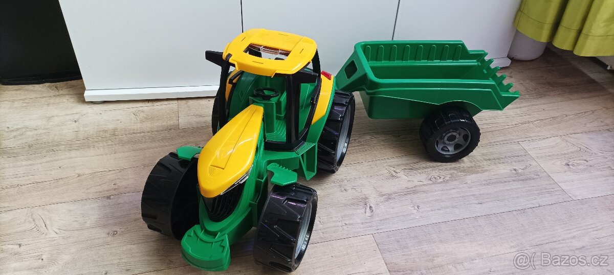 Velký traktor Lena s přívěsem