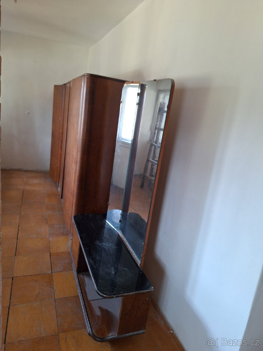 Skriň a toaletka se zrcadlem