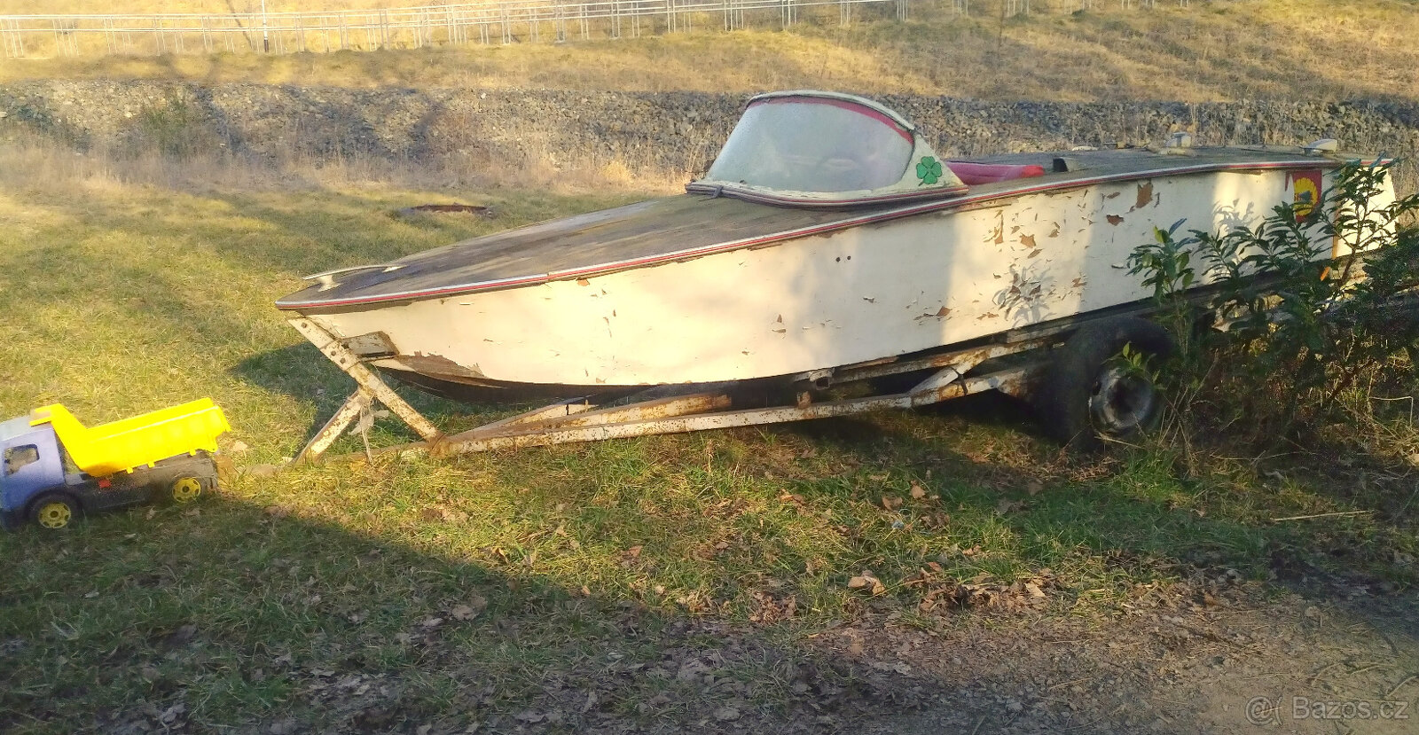 Oldtimer motorový člun DDR Wellenbinder r. v. cca 1965