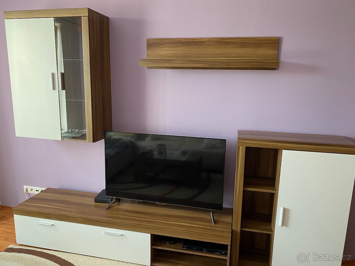 Elegantní obývací stěna se stolkem