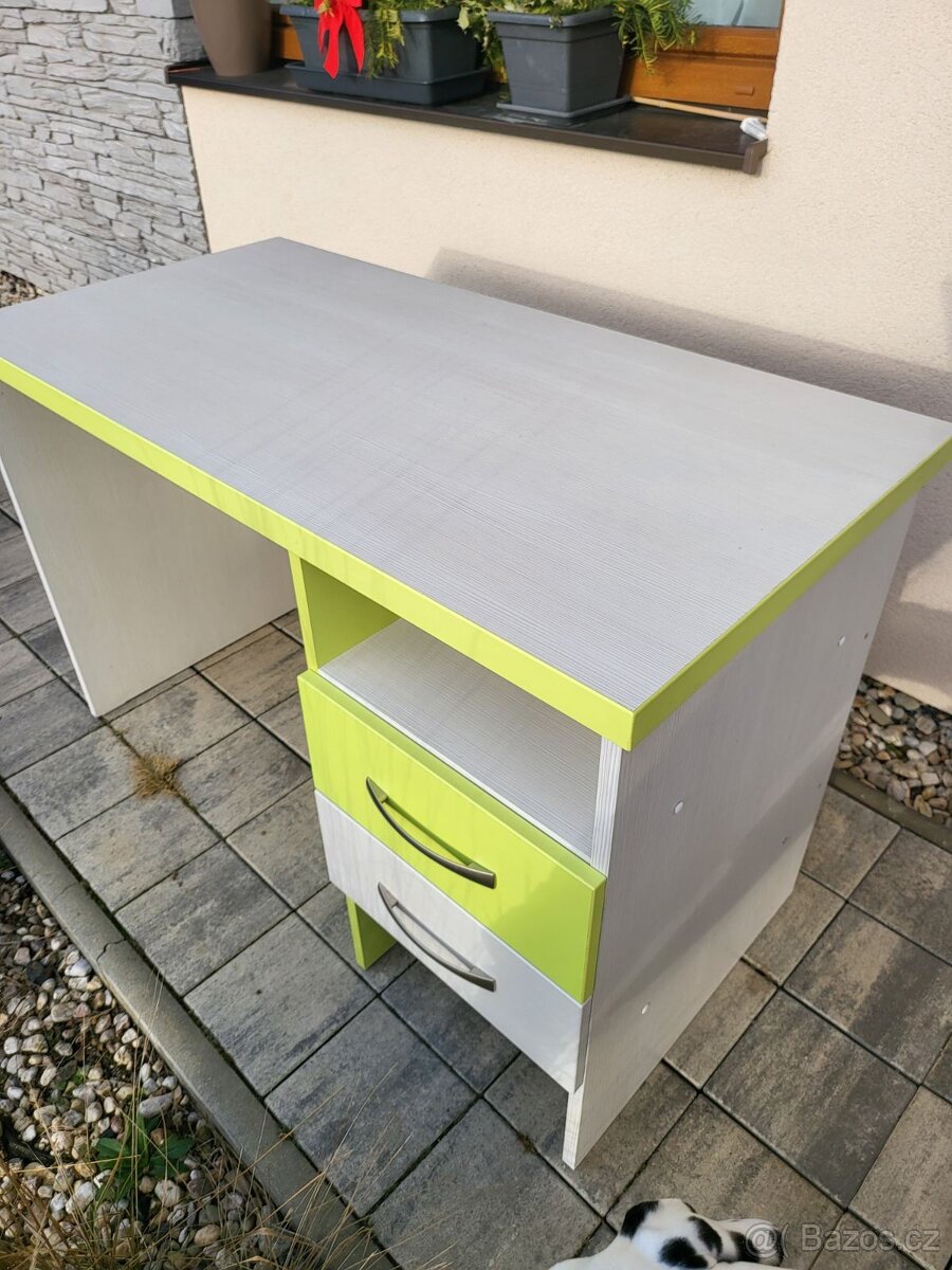 Dětský psací stůl