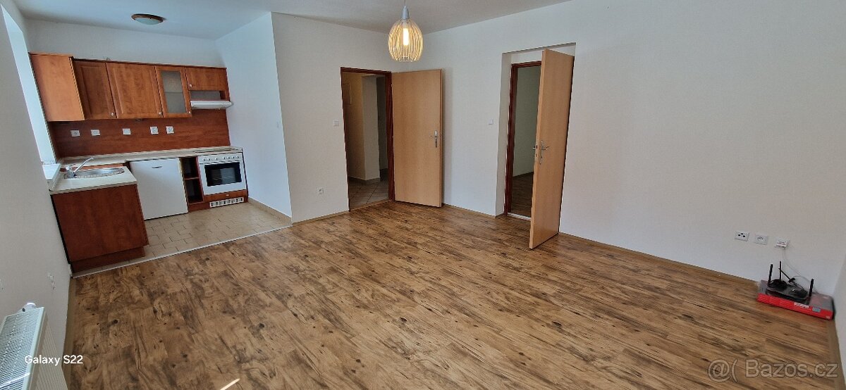 Pronájem bytu 2+kk (49m2) se zahradou a parkováním.