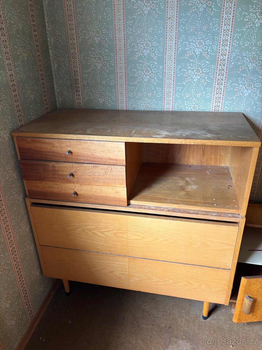Set retro nábytku s nožičkami