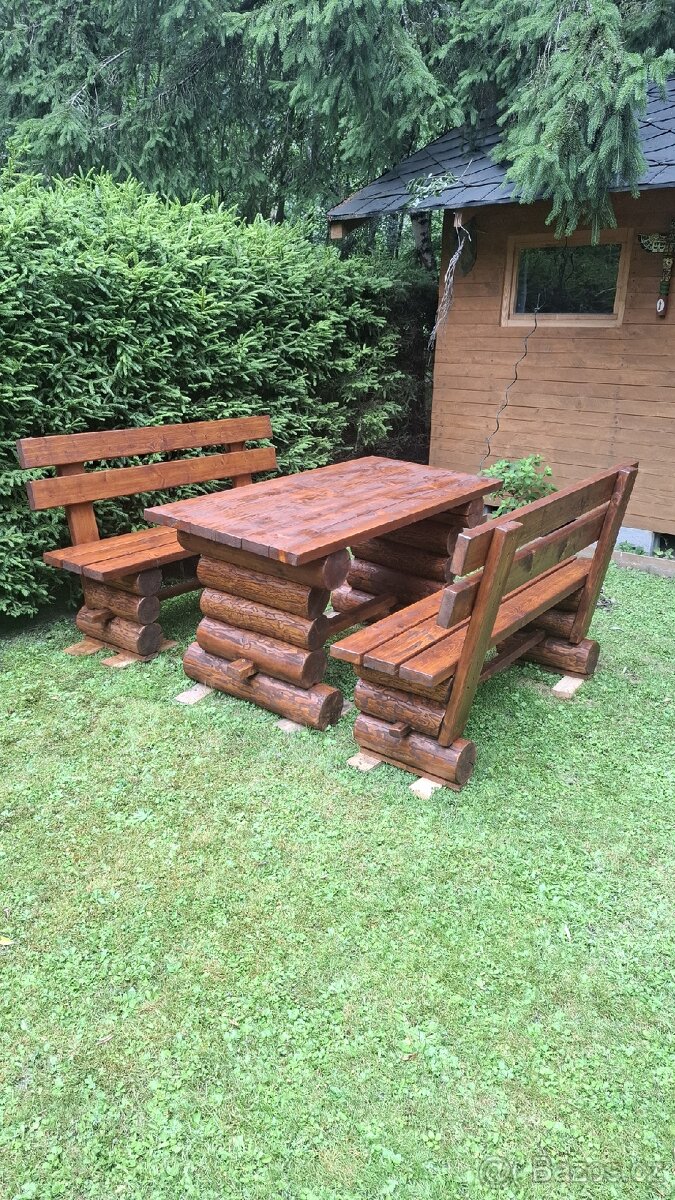 Dřevěný set stolu a dvou lavic k prodeji