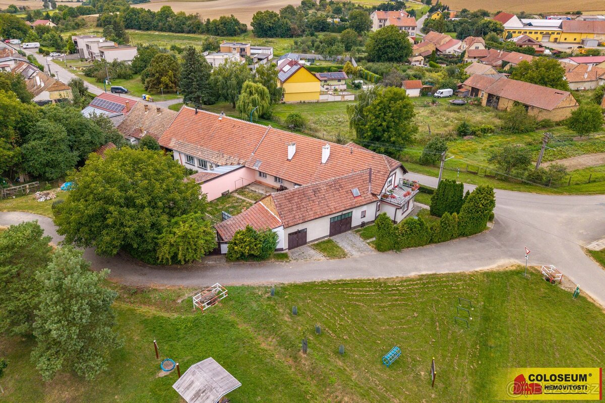 Kojátky - RD vícegenerační - 3+1 a 3+1, dvě garáže - rodinný