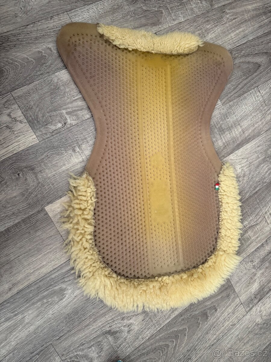 Dečka tlumící gelová ACAVALLO anatomická s beránkovým lemem