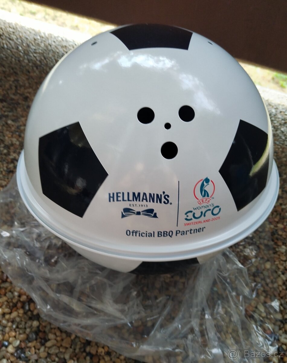 Přenosný gril ve tvaru fotbalového míče