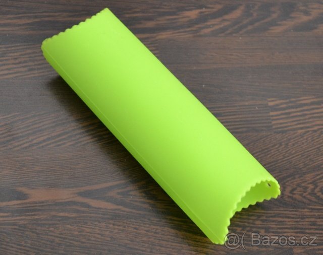 Vykrajovátka, hrnek, kůže na okna, česnek