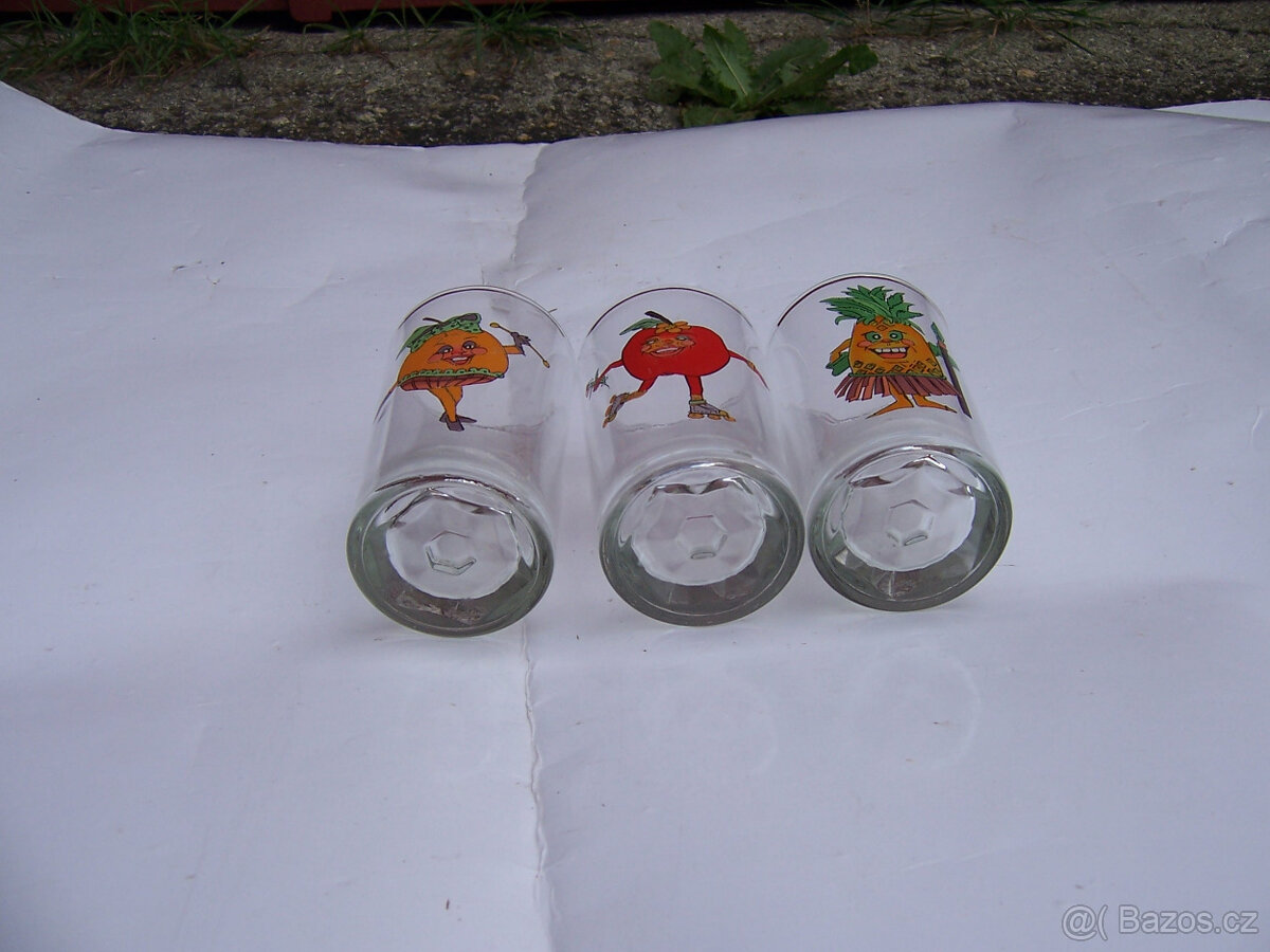 skleničky, hrníčky a skleněné struhadlo