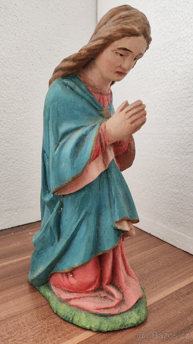 Dřevěná soška Panna Maria