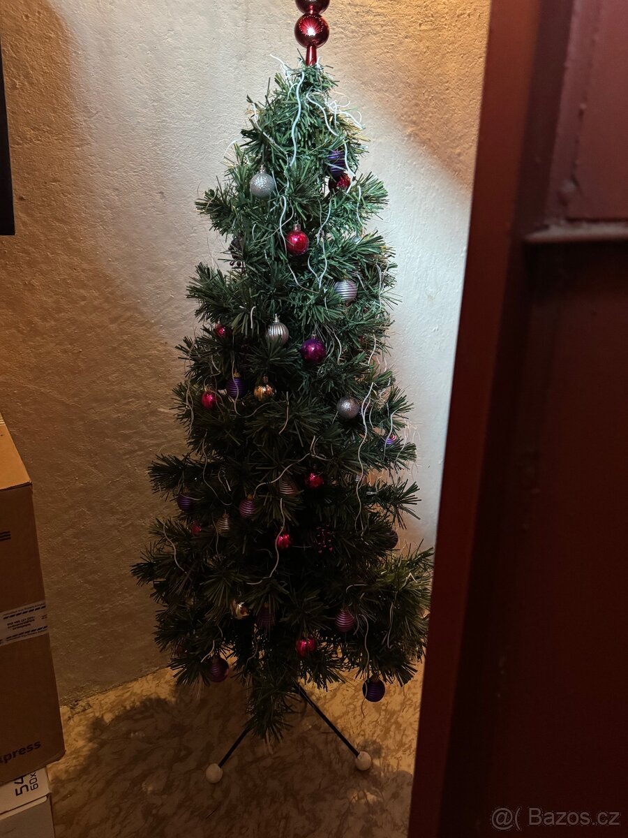 Umělý vánoční stromek i s ozdobami