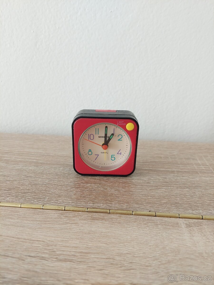 Budík Merkuria Quartz se světlem