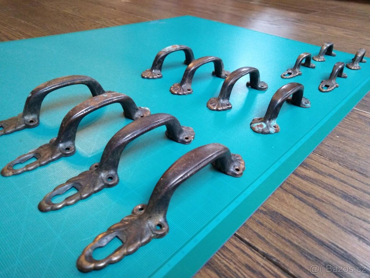 Starožitná madla 12 ks, nálezový stav