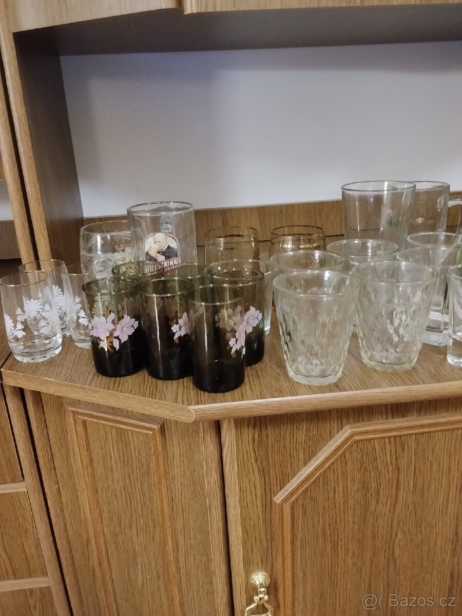 Různé sklenice a skleničky