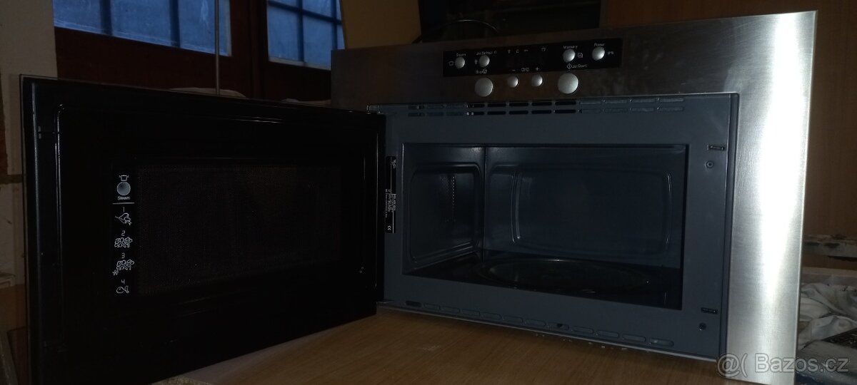 Vestavná mikrovlnná trouba
