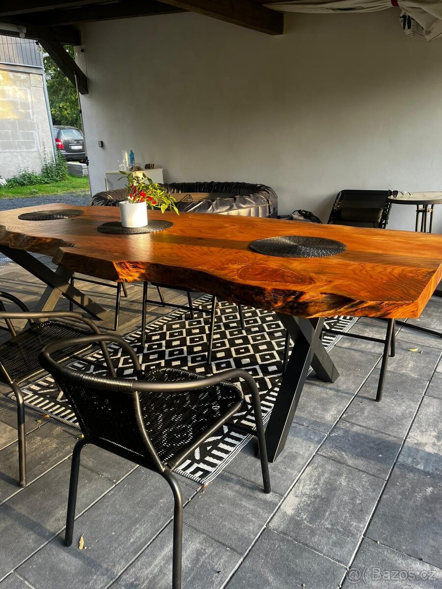 Stůl masivní