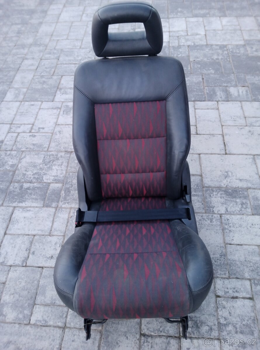 Sedadlo s dvoubodovým pásem