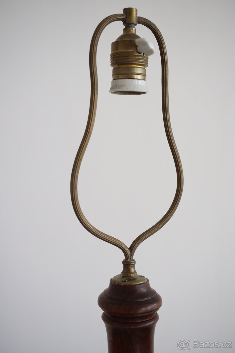 Soustružená stojanová lampa