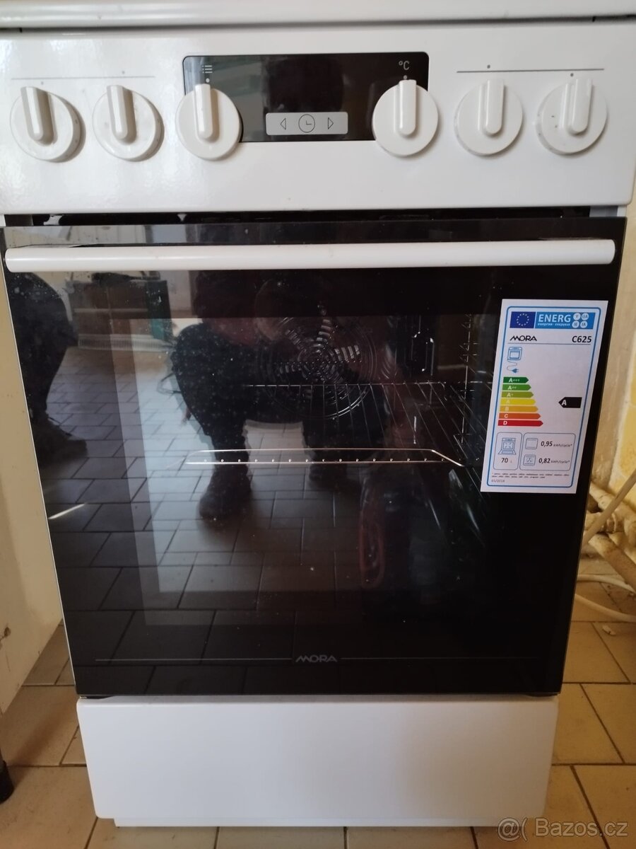 Sklokeramický elektrický sporák