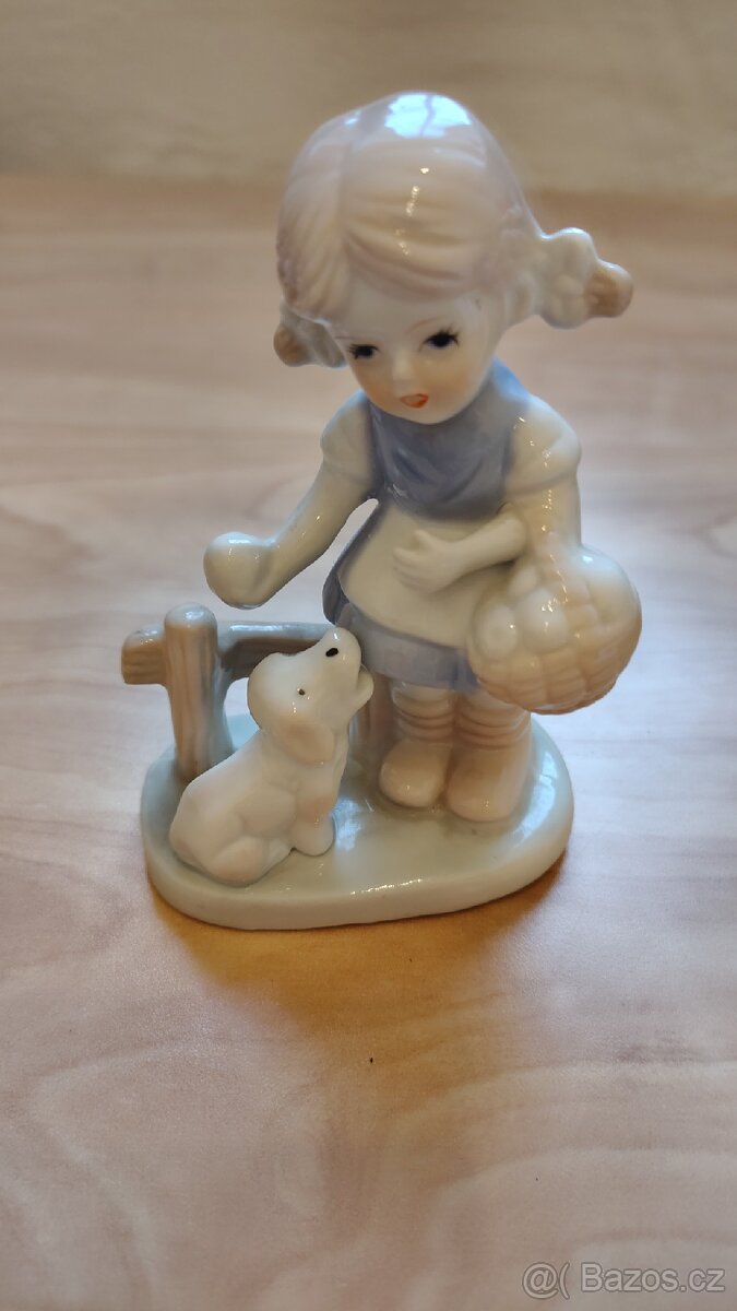 Keramická soška dívka se psem