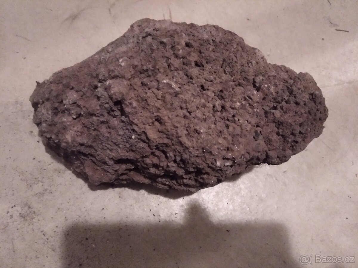 Dekorace akvária - červený sopečný tuf s magnetem