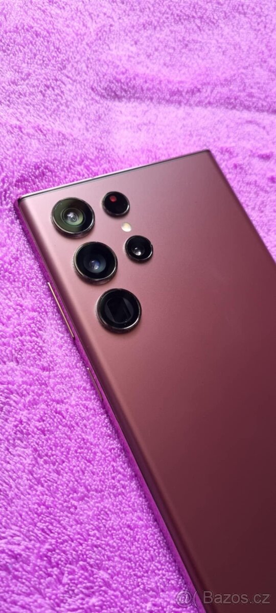Zánovní Samsung S22 Ultra s raritním dobíjecím pouzdrem 5000