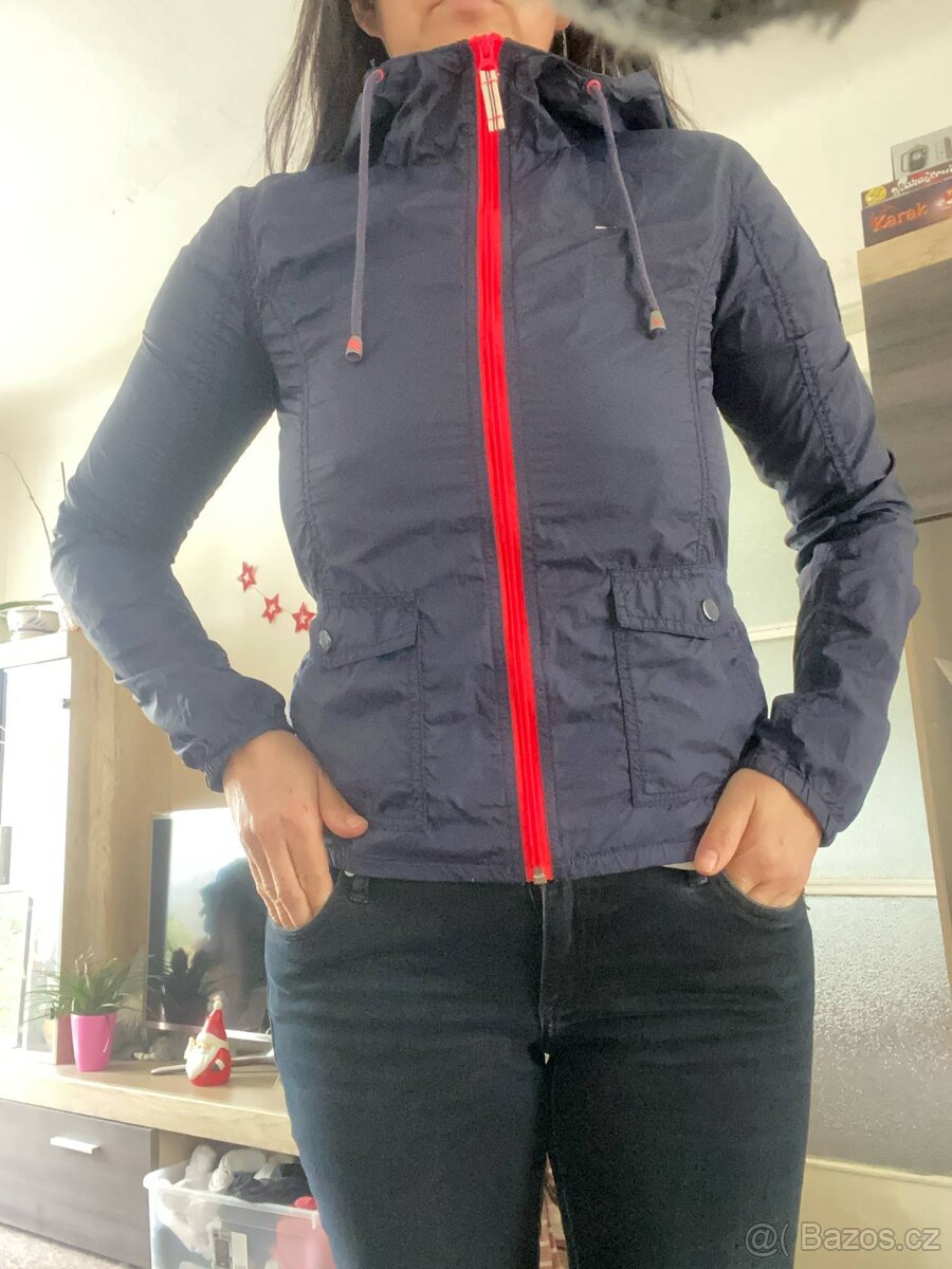 KRÁSNÁ BUNDA -- TOMMY HILFIGER