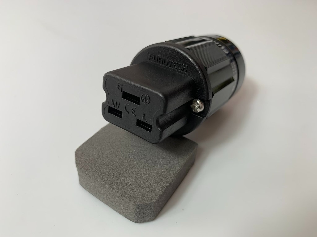 Prodám napájecí konektory FURUTECH FI-32