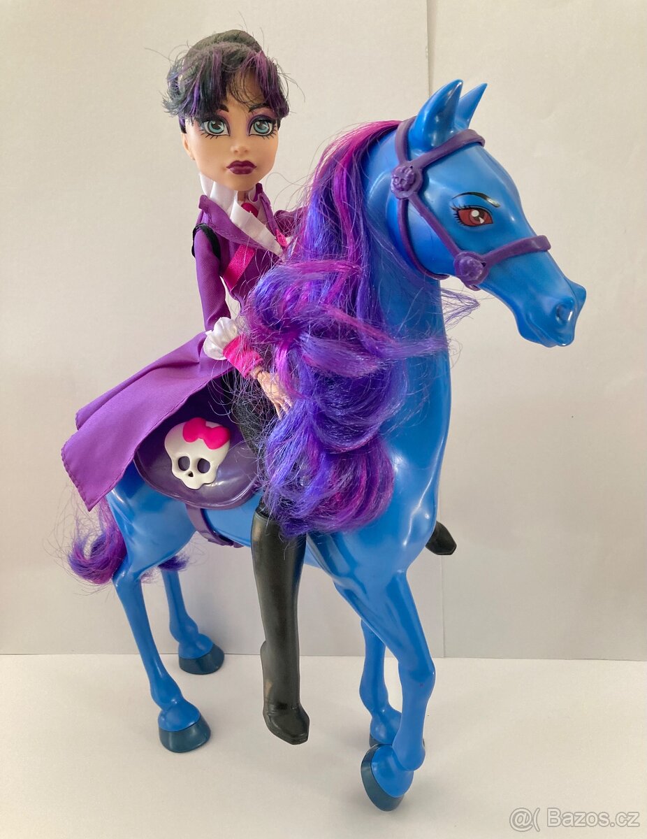 Monster high ředitelka Krváková a kůň