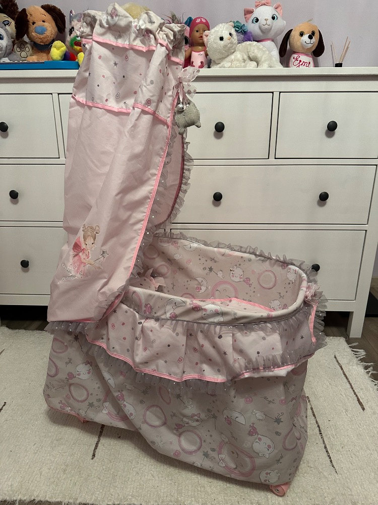 Krásná postýlka s nebesy pro panenky