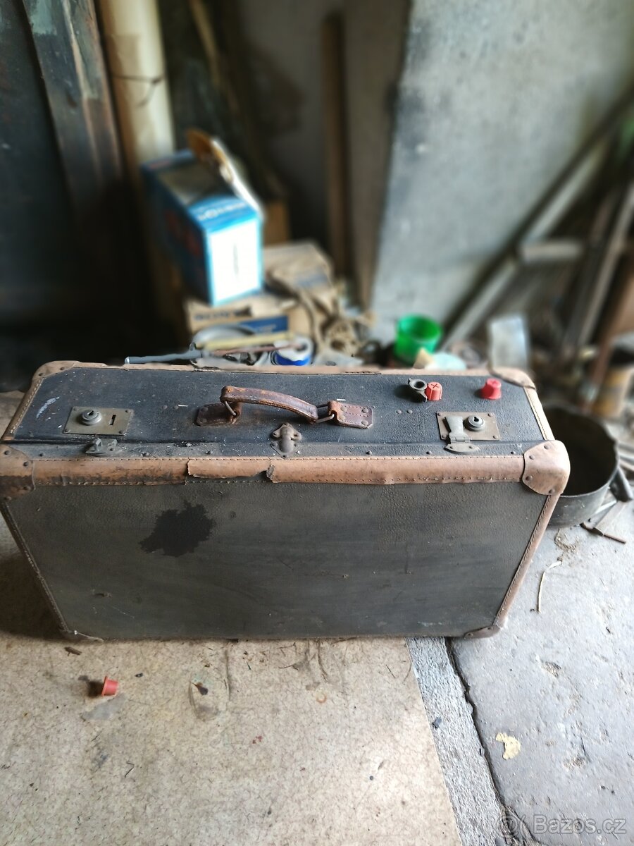 Prodám černý kufr/1.republika/retro