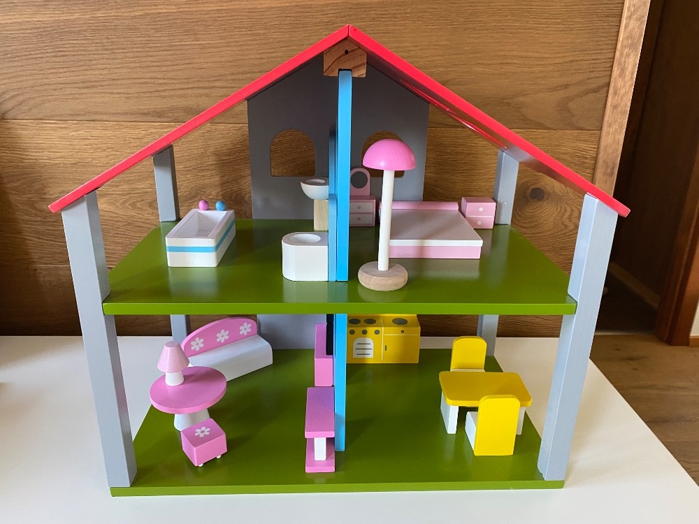 Dřevěný domeček pro panenky