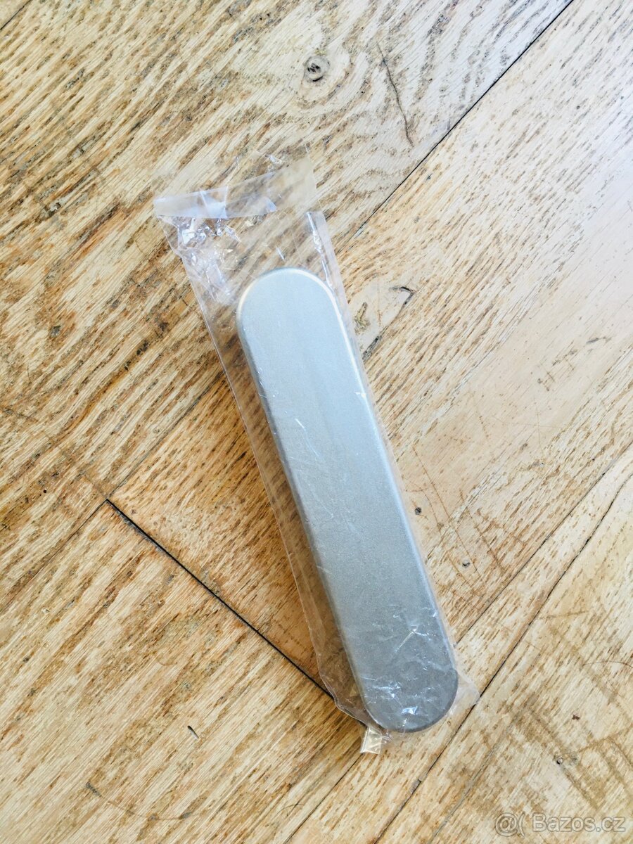 Malá plechová oválná krabička na tužku, penál