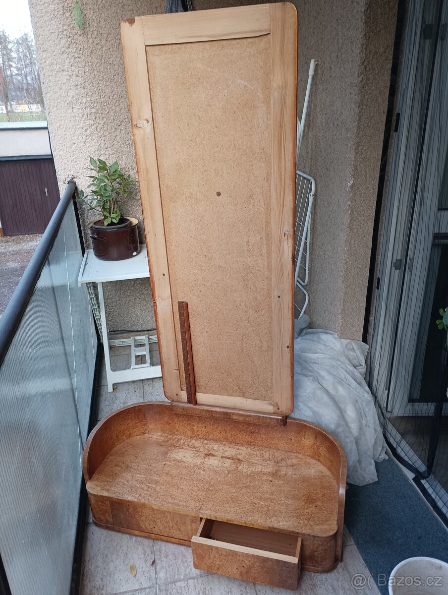 Starožitný nábytek