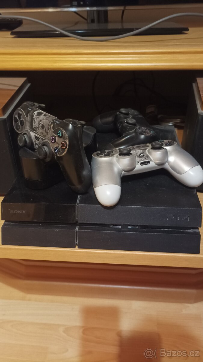 PS4 500Gb Slim + 3 originální ovladače a dokovací stanice