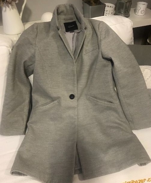 Nádherný světle šedý dámský kabát vel. 38