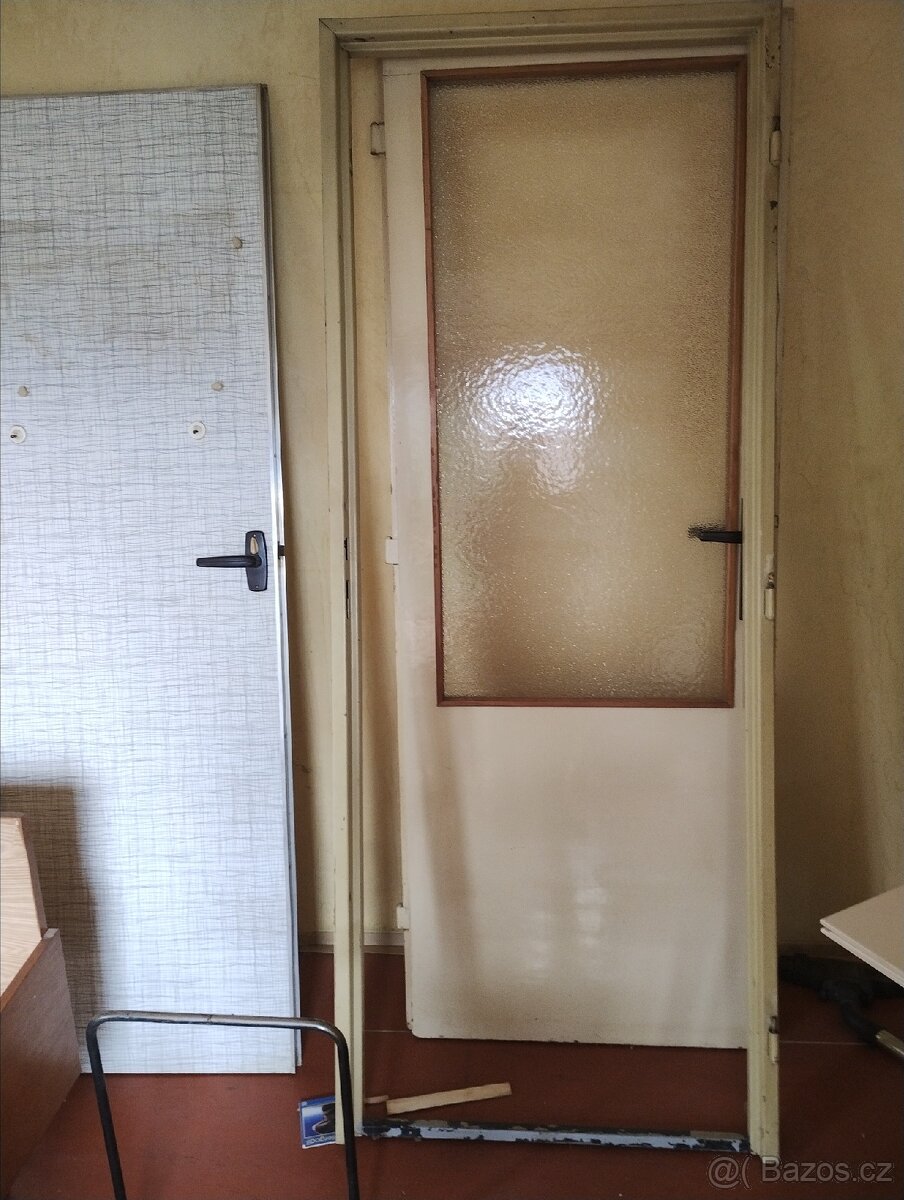 Dveře prave sklo a futra 78 x 202 x 6