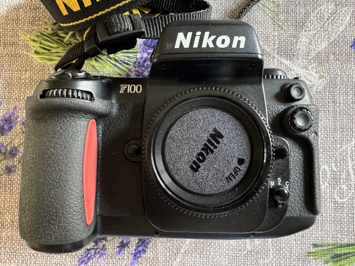 Kinofilmová zrcadlovka Nikon F100