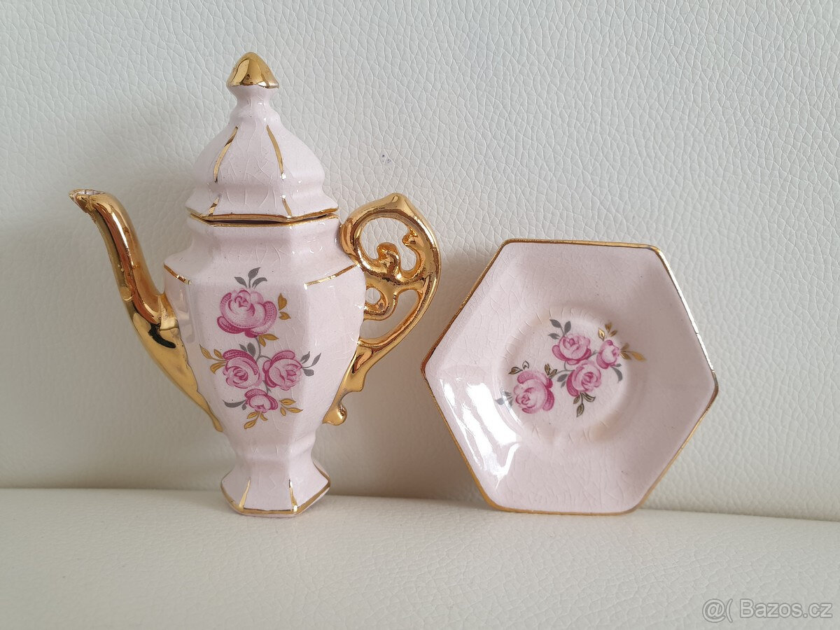 Růžový porcelán růže konvička a talířek Karlovy Vary Alacer