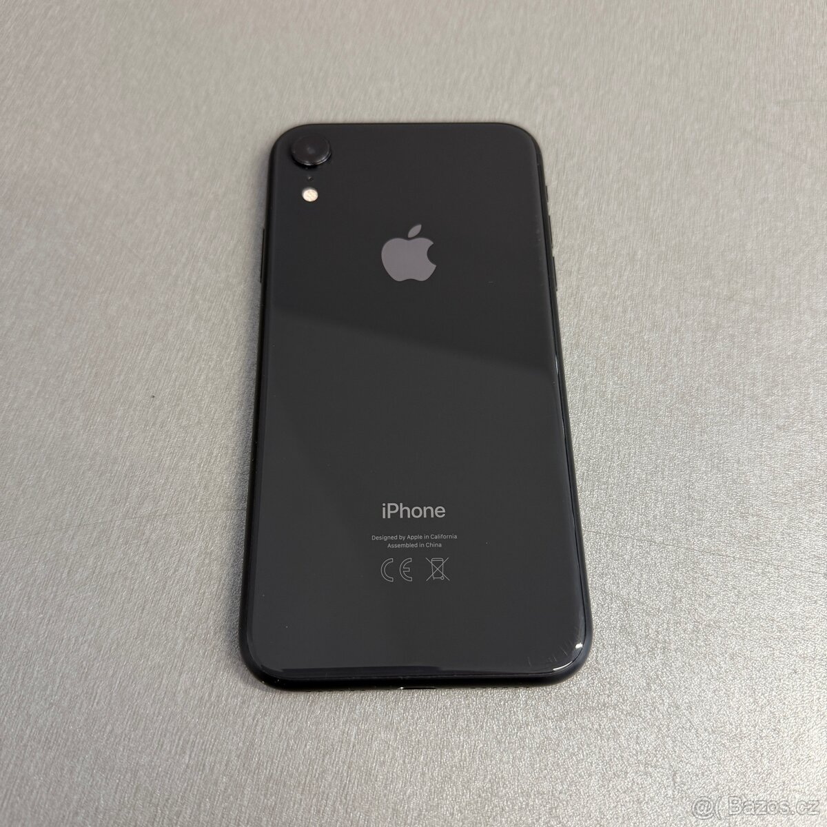 iPhone XR 64GB, pěkný stav, 12 měsíců záruka