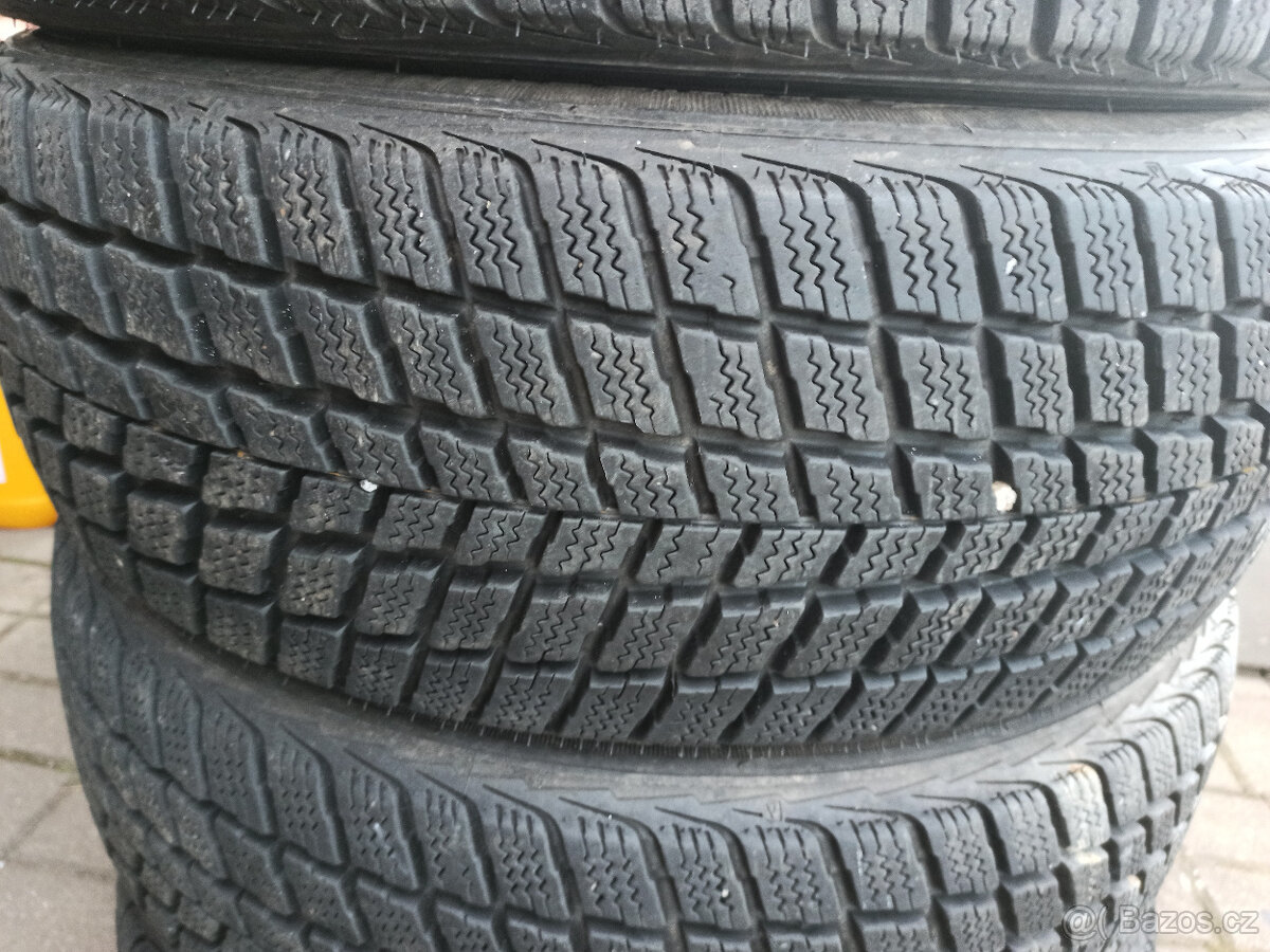 225/60 R17 Zimní gumy Nexen