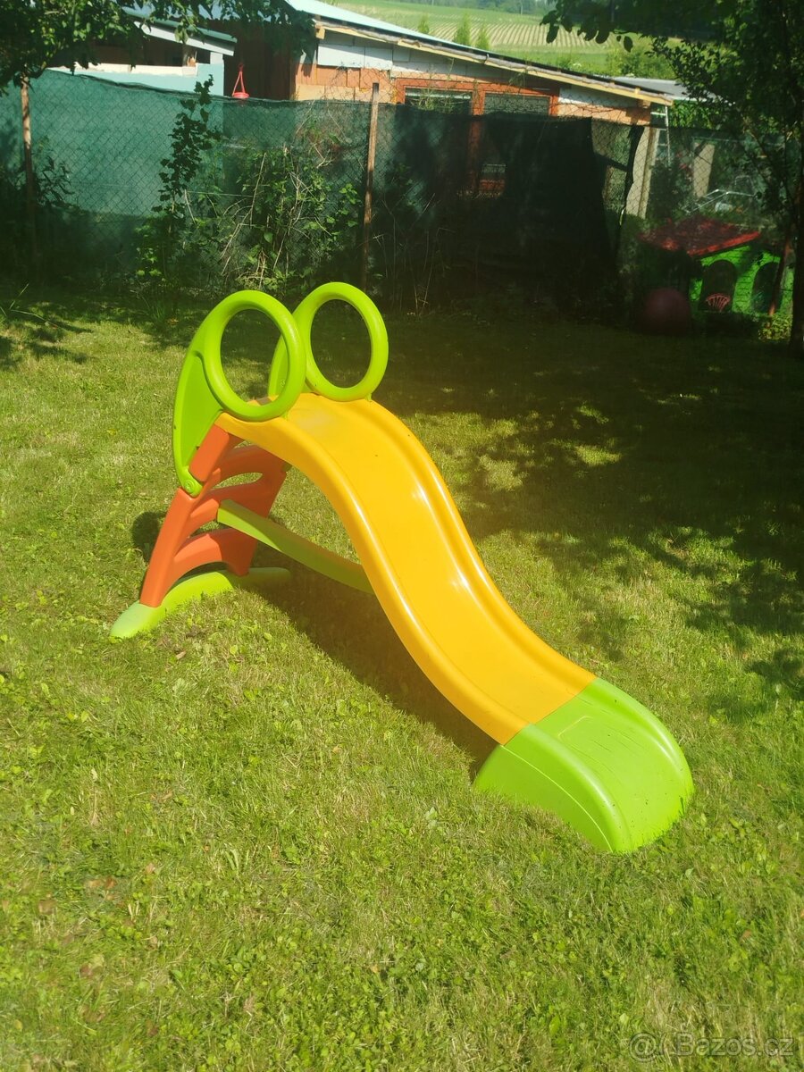 Skluzavka s houpačkou.