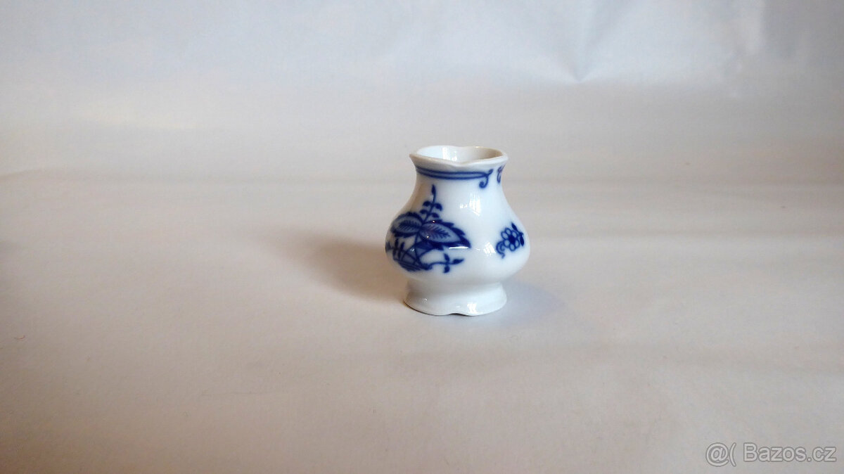 T004_ Vázička, cibulák, porcelán, retro