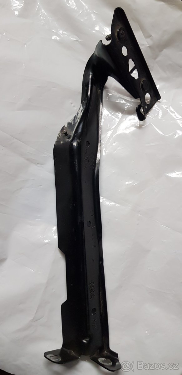Držák předního blatníku Audi A4 8K0821135