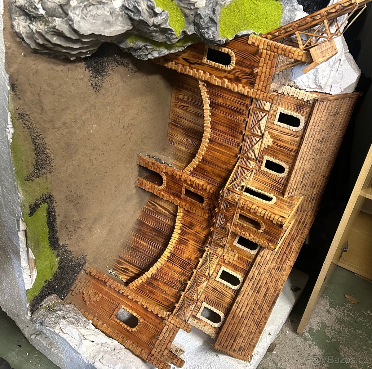 Ručně vyráběné diorama – pevnost ve skále
